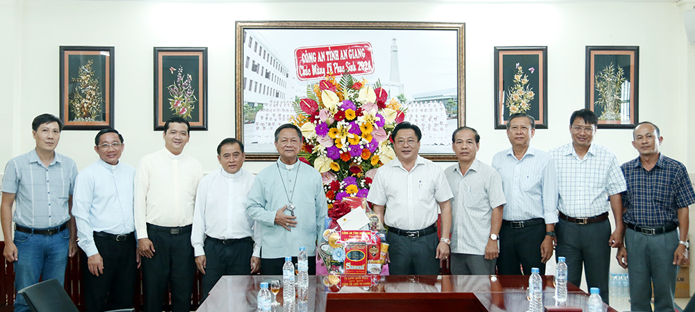 Giám đốc Công an tỉnh An Giang thăm, chúc mừng Lễ Phục sinh 2024- Ảnh 1.