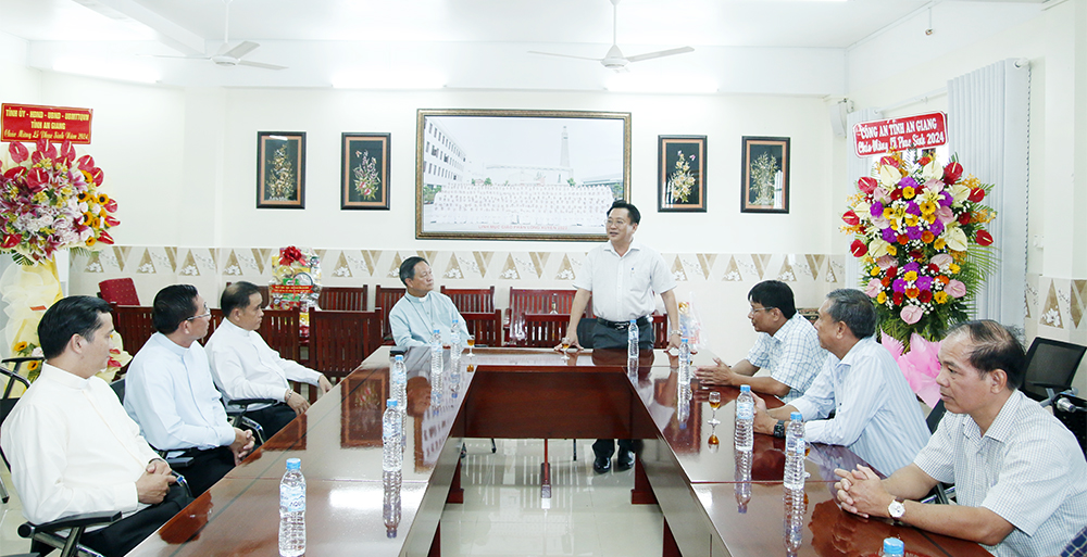 Giám đốc Công an tỉnh An Giang thăm, chúc mừng Lễ Phục sinh 2024- Ảnh 2.