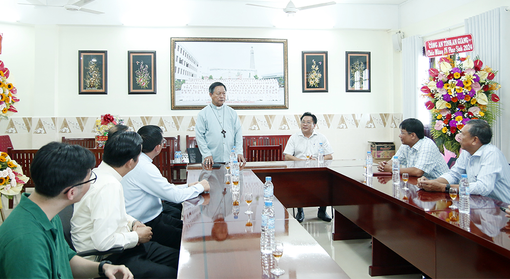 Giám đốc Công an tỉnh An Giang thăm, chúc mừng Lễ Phục sinh 2024- Ảnh 3.
