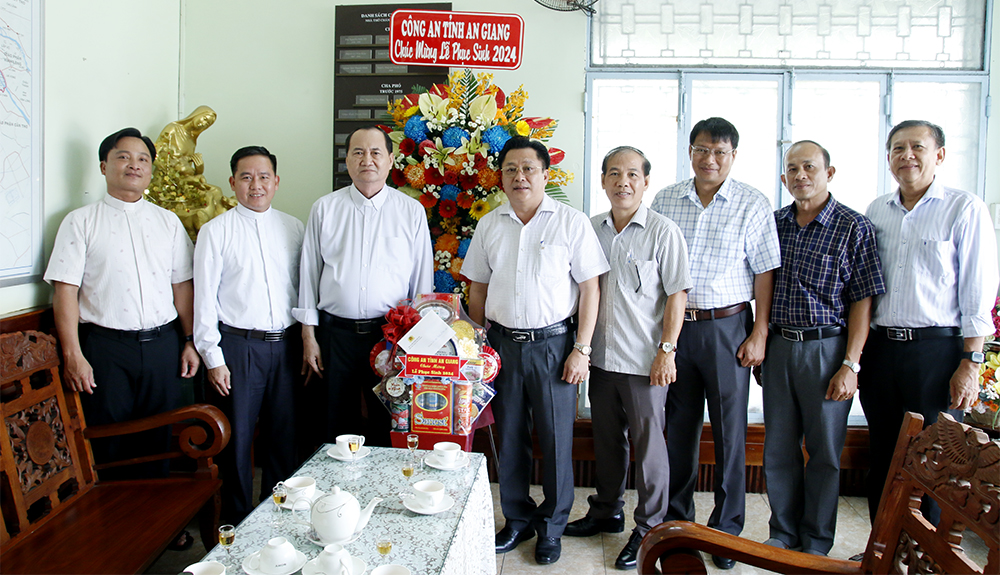 Giám đốc Công an tỉnh An Giang thăm, chúc mừng Lễ Phục sinh 2024- Ảnh 5.