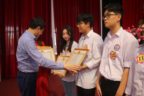 Huyện Hoằng Hóa: Trao thưởng cho tập thể, cá nhân đạt thành tích xuất sắc trong Kỳ thi HSG cấp tỉnh, năm học 2023-2024- Ảnh 5.