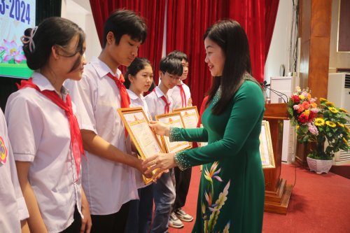 Huyện Hoằng Hóa: Trao thưởng cho tập thể, cá nhân đạt thành tích xuất sắc trong Kỳ thi HSG cấp tỉnh, năm học 2023-2024- Ảnh 6.