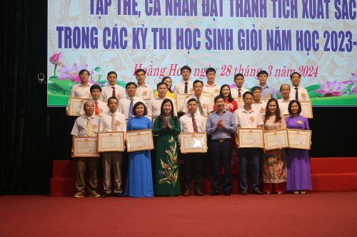 Huyện Hoằng Hóa: Trao thưởng cho tập thể, cá nhân đạt thành tích xuất sắc trong Kỳ thi HSG cấp tỉnh, năm học 2023-2024- Ảnh 8.