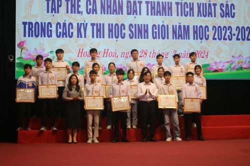 Huyện Hoằng Hóa: Trao thưởng cho tập thể, cá nhân đạt thành tích xuất sắc trong Kỳ thi HSG cấp tỉnh, năm học 2023-2024- Ảnh 7.