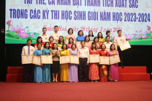 Huyện Hoằng Hóa: Trao thưởng cho tập thể, cá nhân đạt thành tích xuất sắc trong Kỳ thi HSG cấp tỉnh, năm học 2023-2024- Ảnh 9.