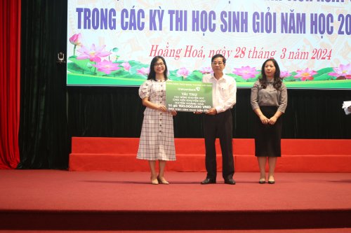 Huyện Hoằng Hóa: Trao thưởng cho tập thể, cá nhân đạt thành tích xuất sắc trong Kỳ thi HSG cấp tỉnh, năm học 2023-2024- Ảnh 3.