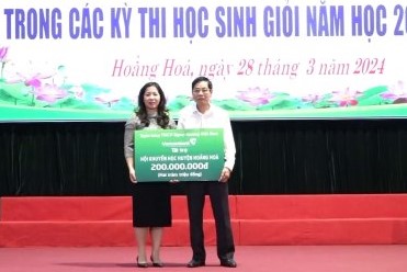 Huyện Hoằng Hóa: Trao thưởng cho tập thể, cá nhân đạt thành tích xuất sắc trong Kỳ thi HSG cấp tỉnh, năm học 2023-2024- Ảnh 4.