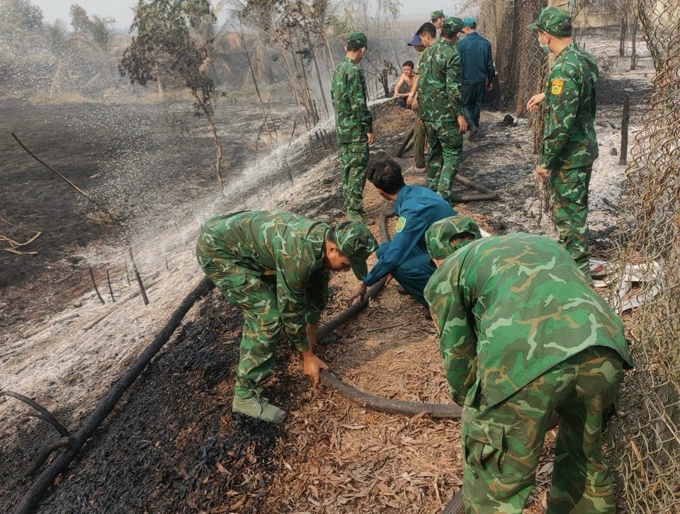 Bộ đội Biên phòng An Giang kịp thời giúp dân khống chế, dập tắt đám cháy- Ảnh 1.