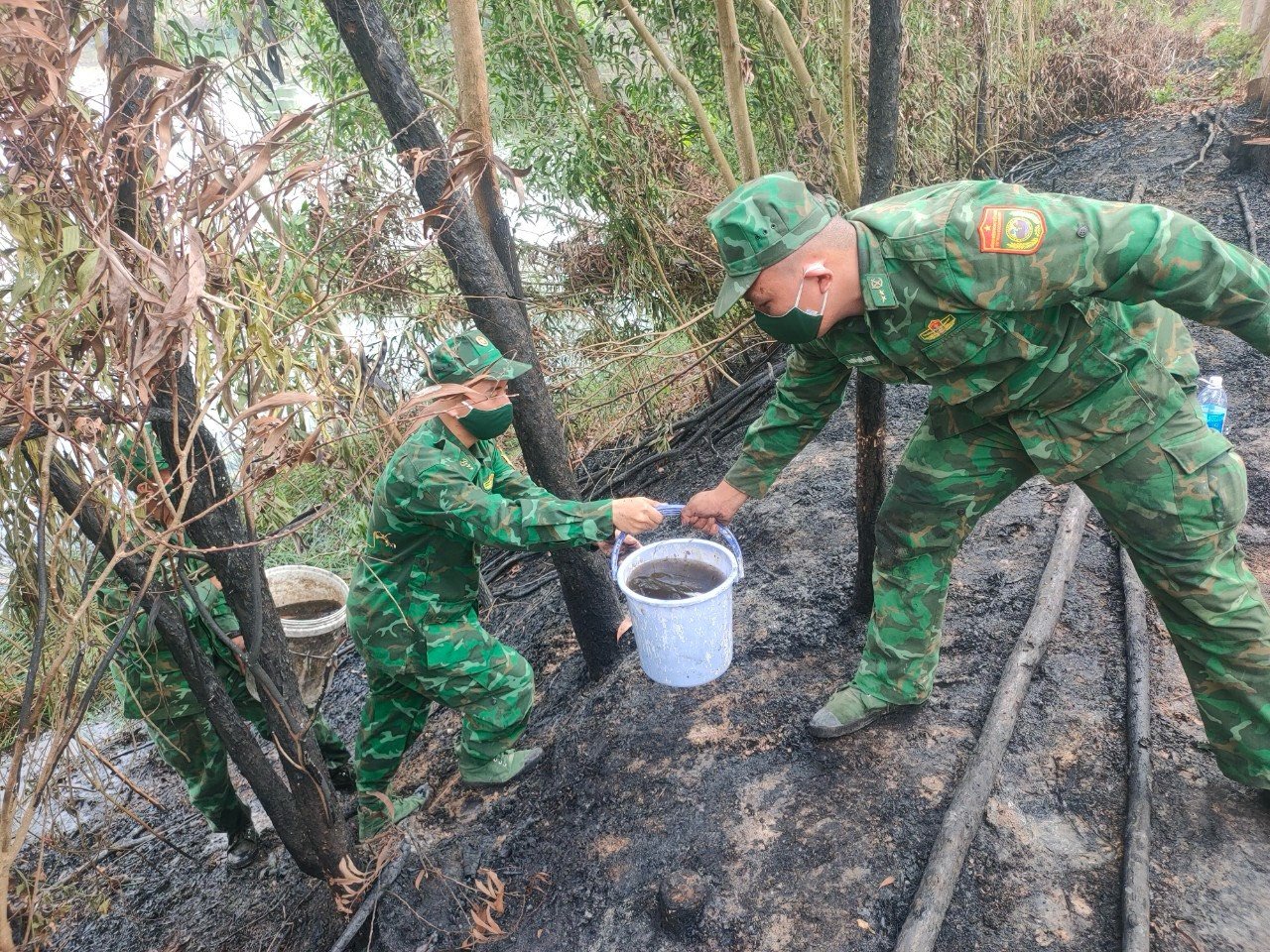 Bộ đội Biên phòng An Giang kịp thời giúp dân khống chế, dập tắt đám cháy- Ảnh 2.