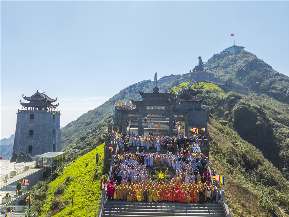 Xúc động khoảnh khắc linh thiêng của Đại lễ cầu quốc thái dân an trên đỉnh Fansipan- Ảnh 8.