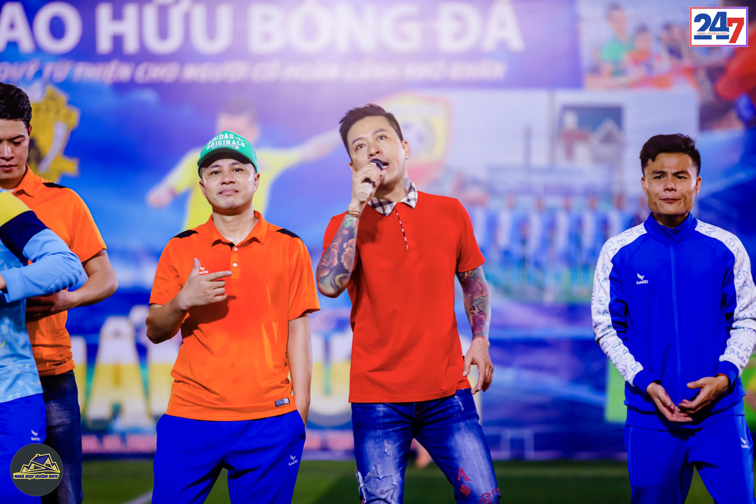 CLB Bóng đá Nghệ sĩ Hà Nội tiếp tục hành trình "Trái tim ấm áp"- Ảnh 16.