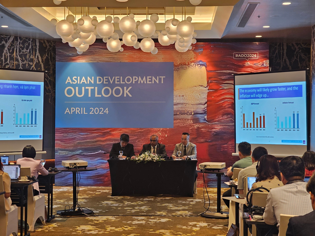 ADB họp báo công bố báo cáo Triển vọng Phát triển Châu Á (ADO) tháng 4. Ảnh: Tiền Phong