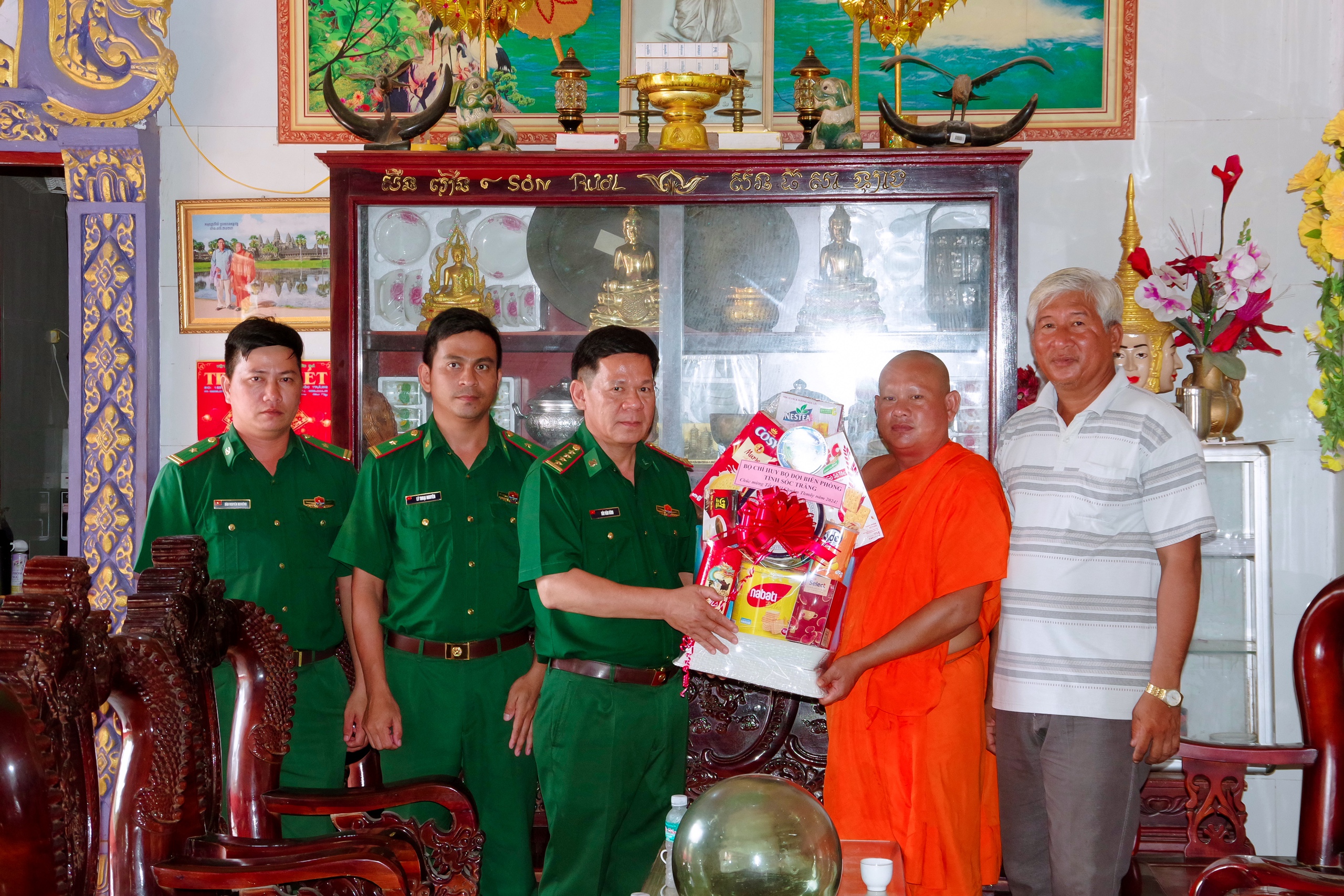 BĐBP tỉnh Sóc Trăng: Thăm tặng quà các chùa Khmer nhân dịp Tết cổ truyền Chôl Chnăm Thmây- Ảnh 2.