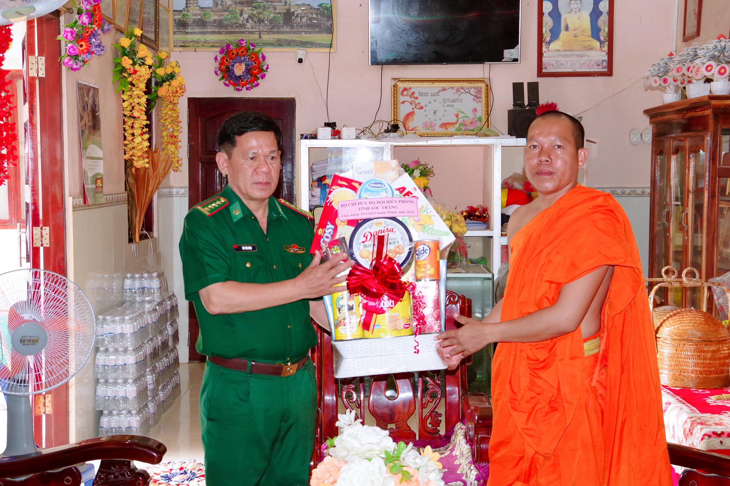 BĐBP tỉnh Sóc Trăng: Thăm tặng quà các chùa Khmer nhân dịp Tết cổ truyền Chôl Chnăm Thmây- Ảnh 3.