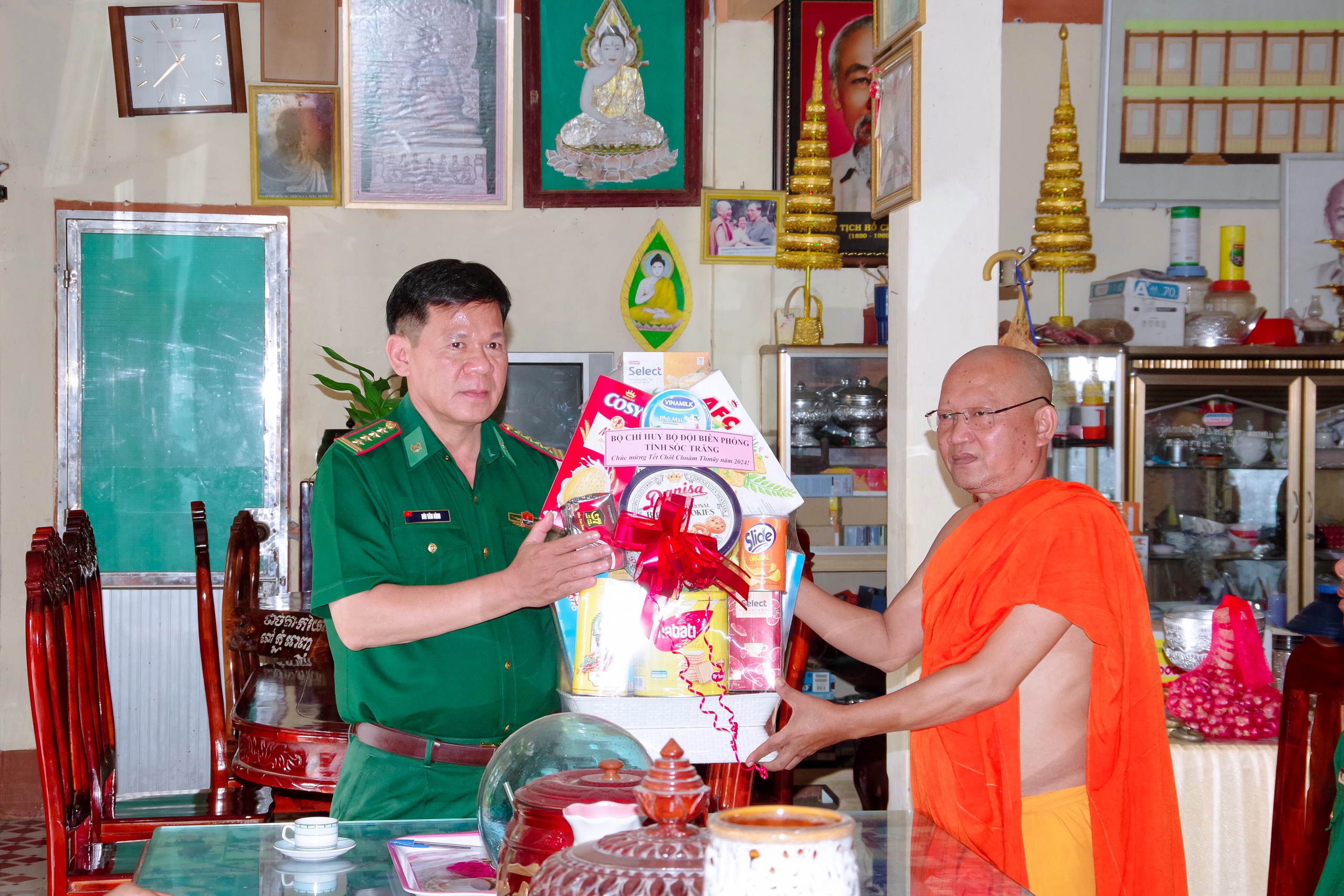 BĐBP tỉnh Sóc Trăng: Thăm tặng quà các chùa Khmer nhân dịp Tết cổ truyền Chôl Chnăm Thmây- Ảnh 4.