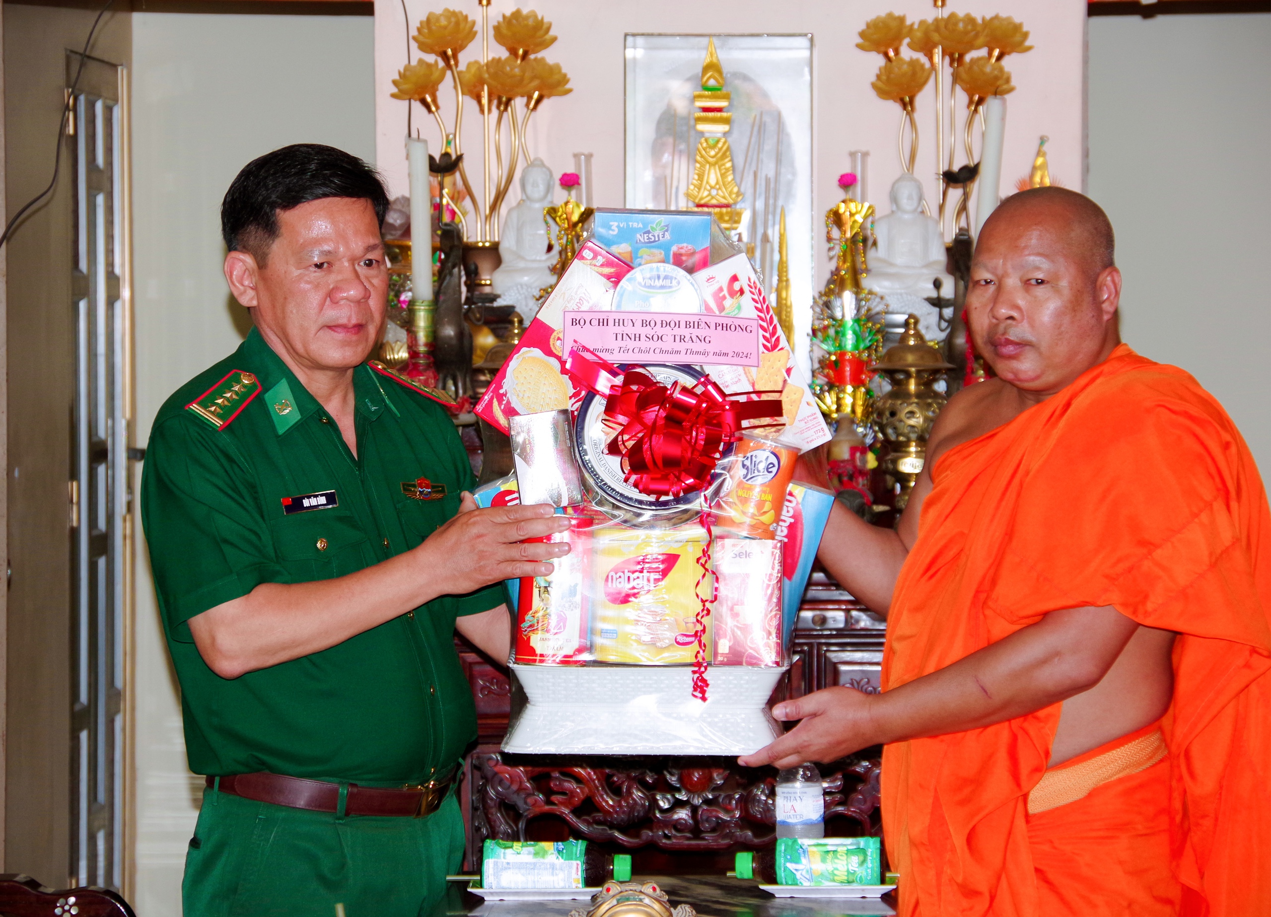 BĐBP tỉnh Sóc Trăng: Thăm tặng quà các chùa Khmer nhân dịp Tết cổ truyền Chôl Chnăm Thmây- Ảnh 5.