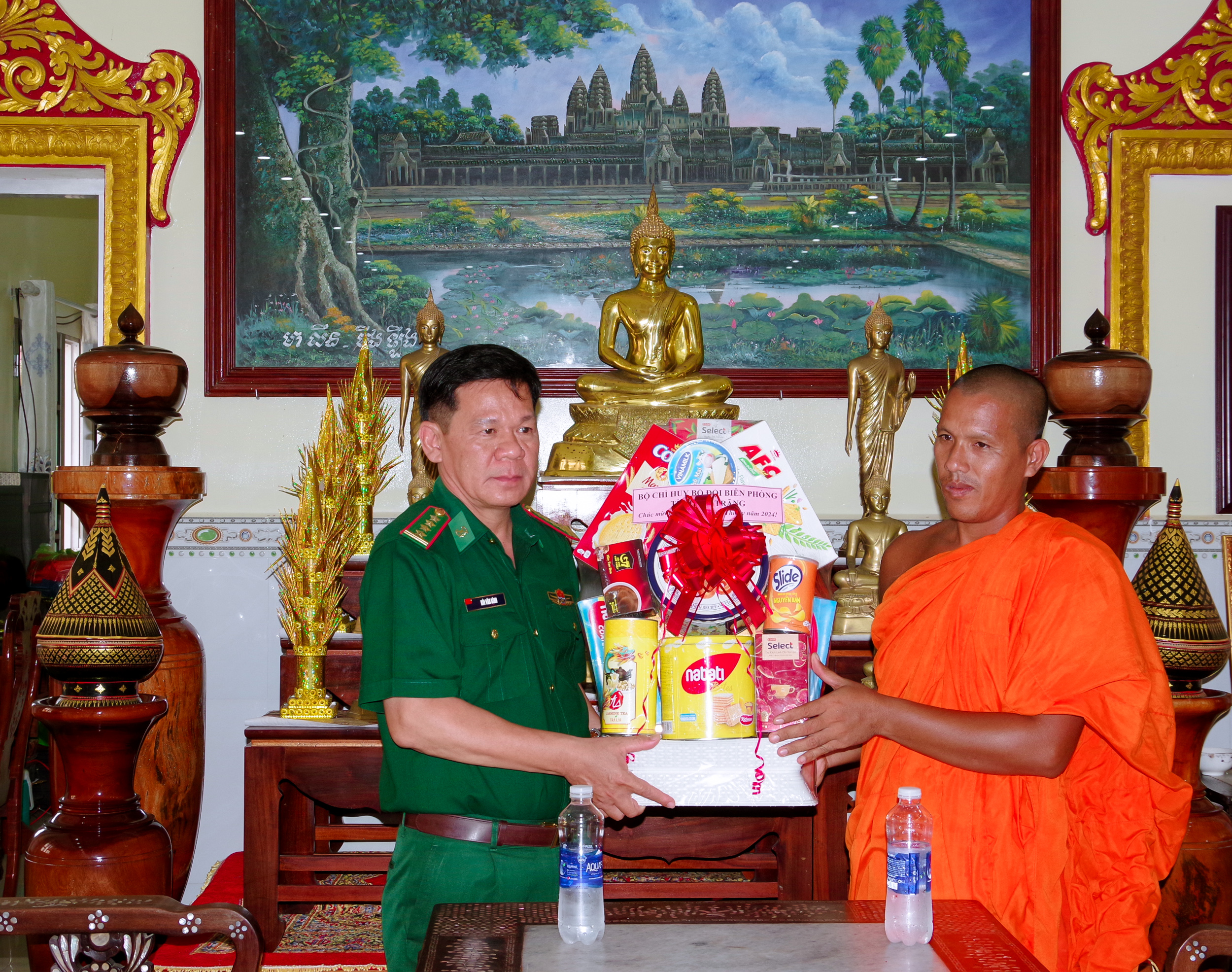 BĐBP tỉnh Sóc Trăng: Thăm tặng quà các chùa Khmer nhân dịp Tết cổ truyền Chôl Chnăm Thmây- Ảnh 6.