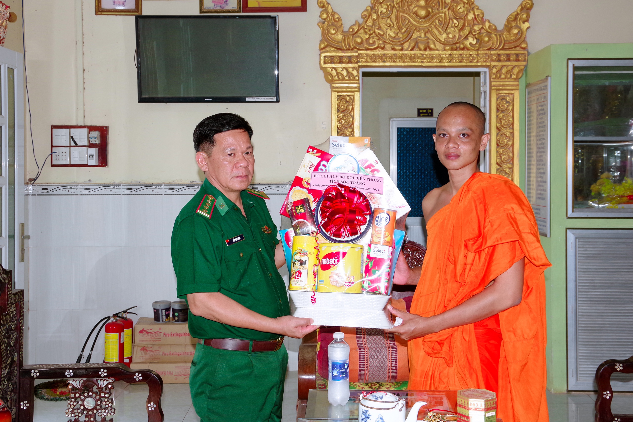BĐBP tỉnh Sóc Trăng: Thăm tặng quà các chùa Khmer nhân dịp Tết cổ truyền Chôl Chnăm Thmây- Ảnh 7.