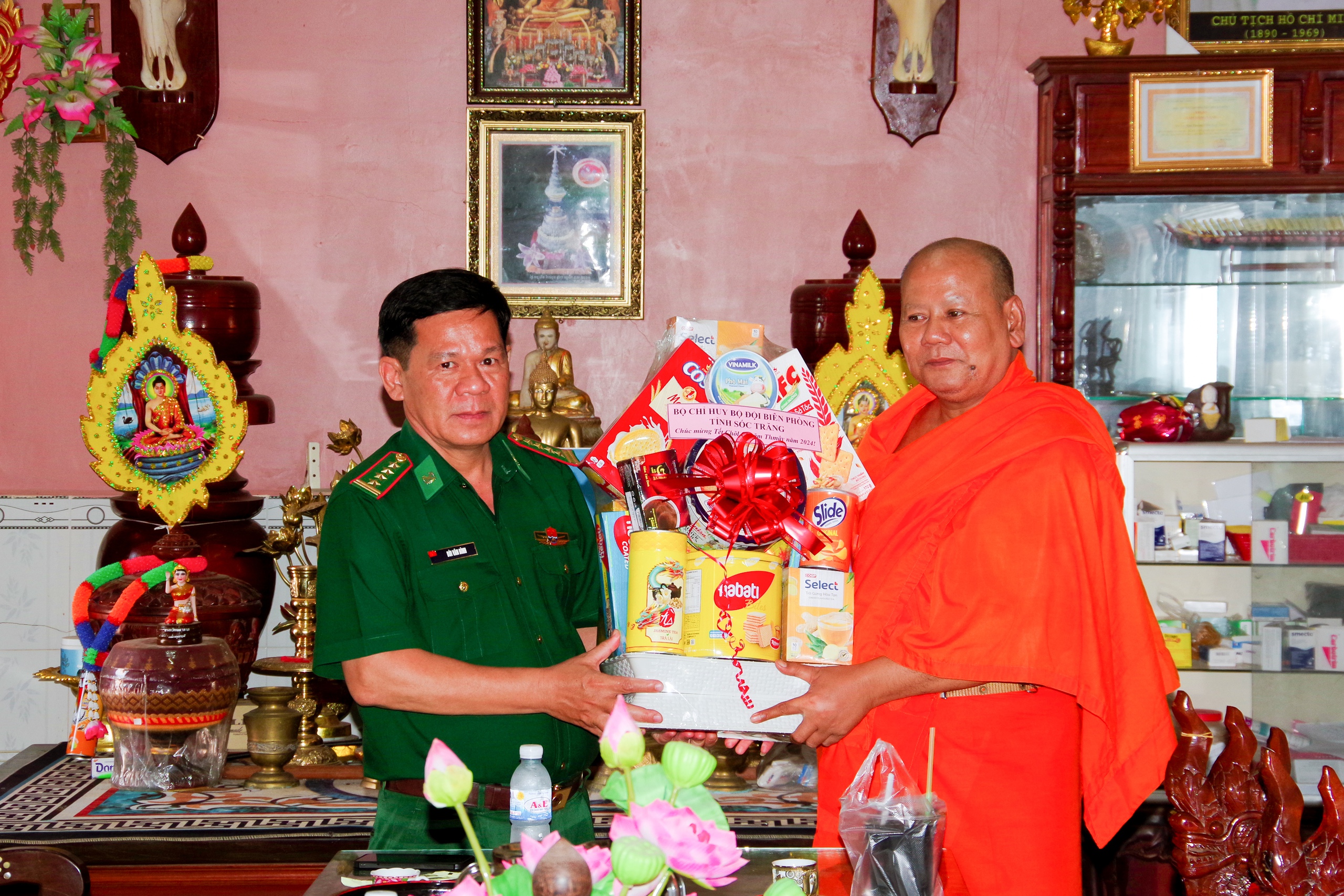 BĐBP tỉnh Sóc Trăng: Thăm tặng quà các chùa Khmer nhân dịp Tết cổ truyền Chôl Chnăm Thmây- Ảnh 8.
