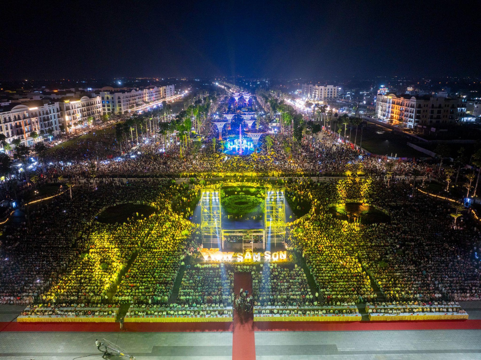 Hơn 300 ngàn người đổ về Quảng trường biển TP Sầm Sơn xem khai mạc Lễ hội du lịch biển- Ảnh 1.