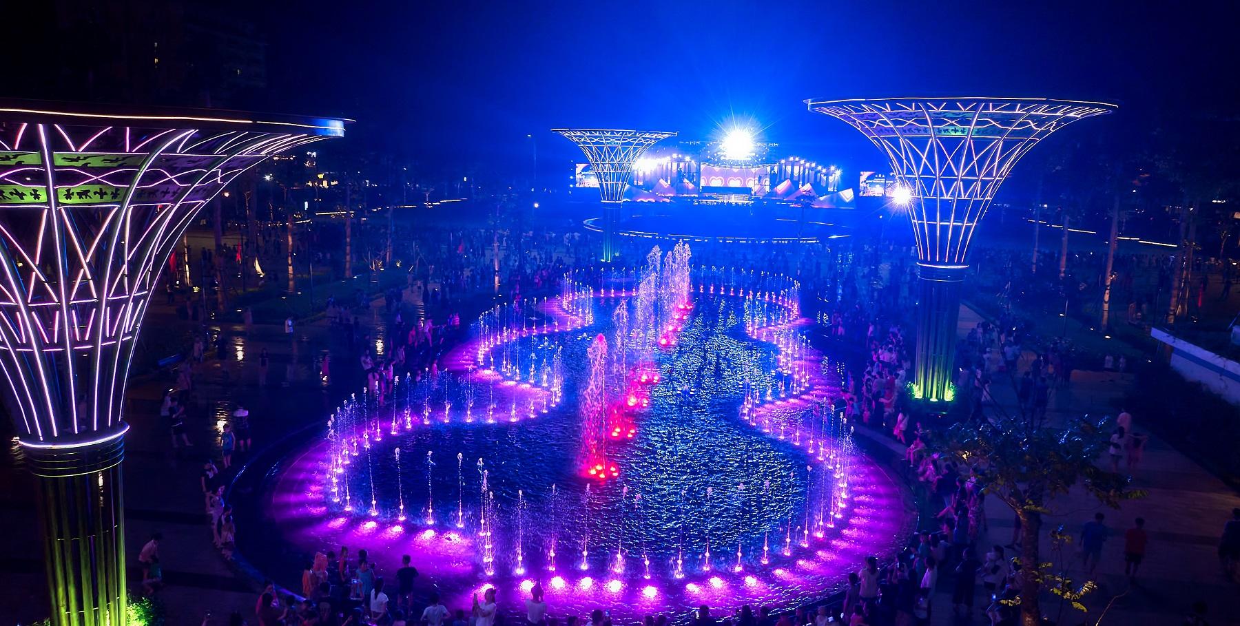 Hơn 300 ngàn người đổ về Quảng trường biển TP Sầm Sơn xem khai mạc Lễ hội du lịch biển- Ảnh 4.
