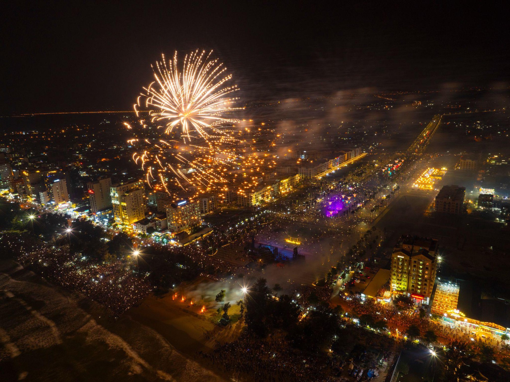 Hơn 300 ngàn người đổ về Quảng trường biển TP Sầm Sơn xem khai mạc Lễ hội du lịch biển- Ảnh 7.