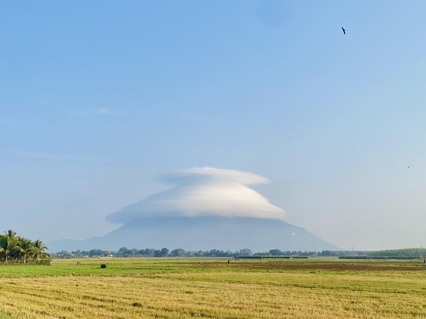 2 ngày liên tiếp xuất hiện mũ mây trên núi Bà Đen, mùa săn mây tại Tây Ninh năm nay đến sớm- Ảnh 3.