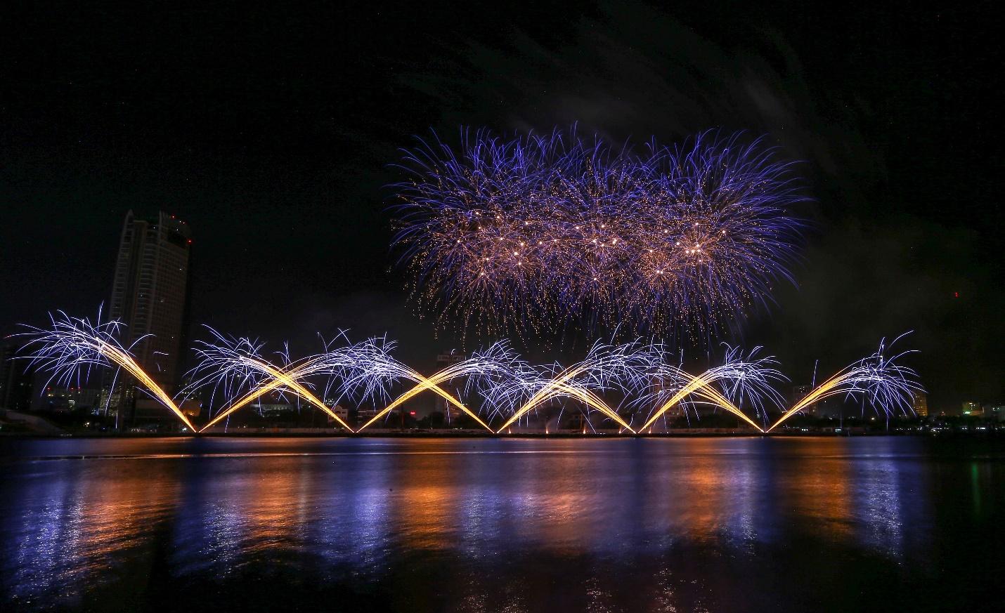 Vì sao vé DIFF luôn được săn lùng khi du khách có thể xem pháo hoa từ bờ sông Hàn?- Ảnh 2.