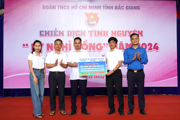 Công ty Điện lực Bắc Giang trao tặng công trình “Thắp sáng đường quê”- Ảnh 1.