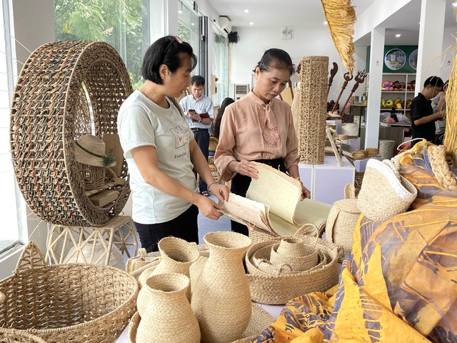 Các đại biểu thăm quan tại Triển lãm. Ảnh: VGP