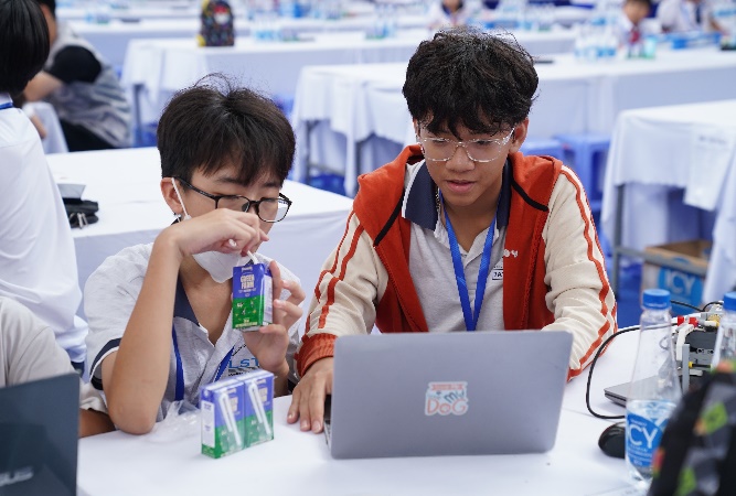 Các tuyển thủ nhí hào hứng với thử thách bất ngờ tại ROBOTACON WRO 2024- Ảnh 4. Các tuyển thủ nhí hào hứng với thử thách bất ngờ tại ROBOTACON WRO 2024- Ảnh 4.