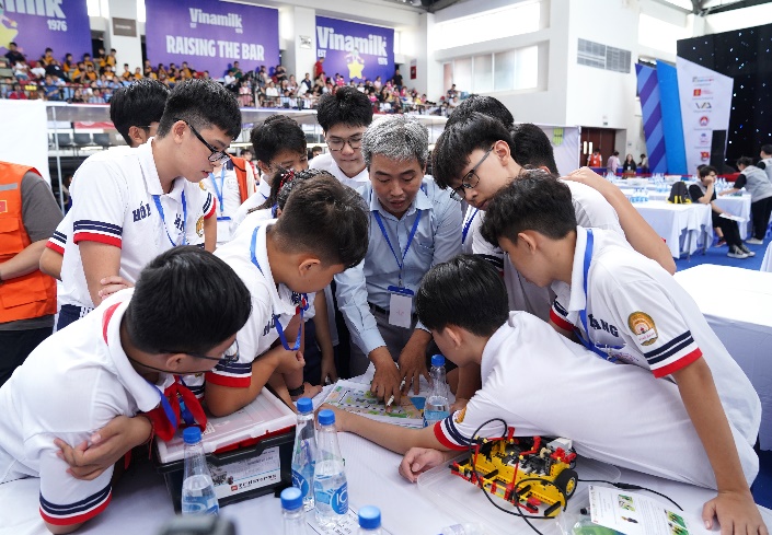 Các tuyển thủ nhí hào hứng với thử thách bất ngờ tại ROBOTACON WRO 2024- Ảnh 5. Các tuyển thủ nhí hào hứng với thử thách bất ngờ tại ROBOTACON WRO 2024- Ảnh 5.