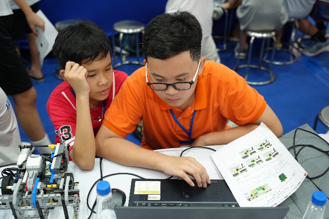 Các tuyển thủ nhí hào hứng với thử thách bất ngờ tại ROBOTACON WRO 2024- Ảnh 6. Các tuyển thủ nhí hào hứng với thử thách bất ngờ tại ROBOTACON WRO 2024- Ảnh 6.