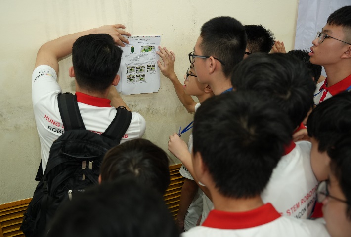 Các tuyển thủ nhí hào hứng với thử thách bất ngờ tại ROBOTACON WRO 2024- Ảnh 7. Các tuyển thủ nhí hào hứng với thử thách bất ngờ tại ROBOTACON WRO 2024- Ảnh 7.