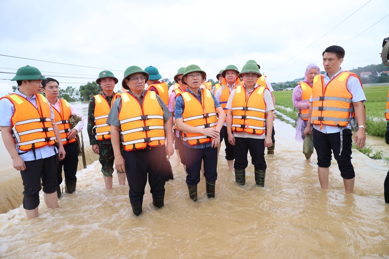 Thủ tướng chỉ đạo bảo đảm an toàn đê điều, hồ đập, triển khai phương tiện, kể cả trực thăng, hỗ trợ người dân- Ảnh 1.