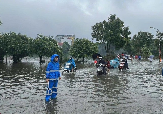 Hà Nội hạn chế phương tiện qua đường 70 đoạn Hà Đông do ngập sâu- Ảnh 1.