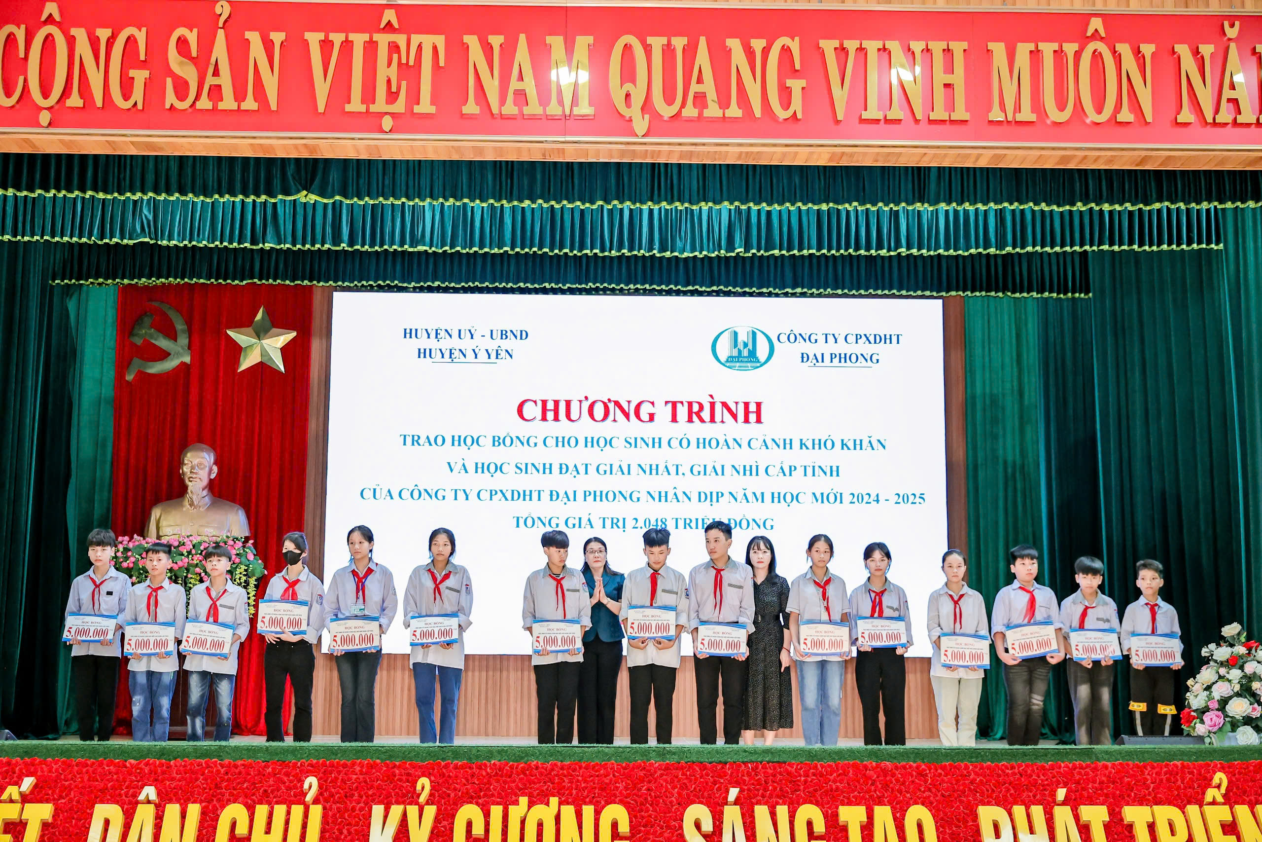 Công ty Đại Phong: Trao học bổng và quà cho học sinh hoàn cảnh khó khăn tại huyện Ý Yên- Ảnh 5.