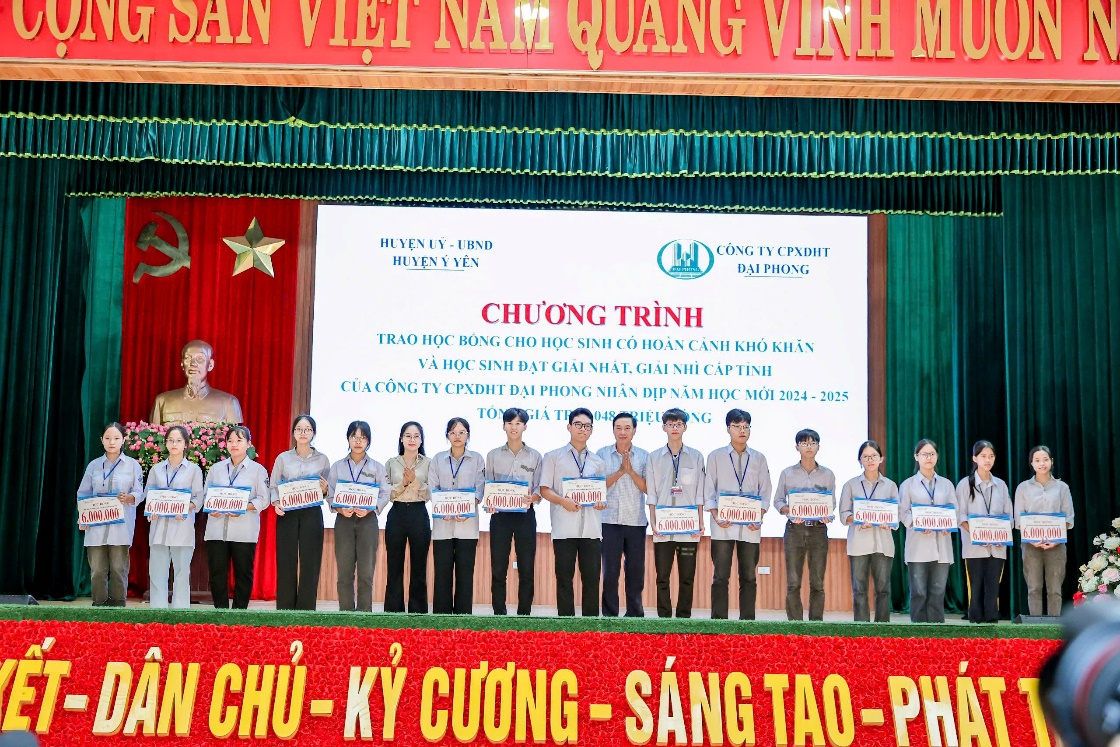 Công ty Đại Phong: Trao học bổng và quà cho học sinh hoàn cảnh khó khăn tại huyện Ý Yên- Ảnh 3.