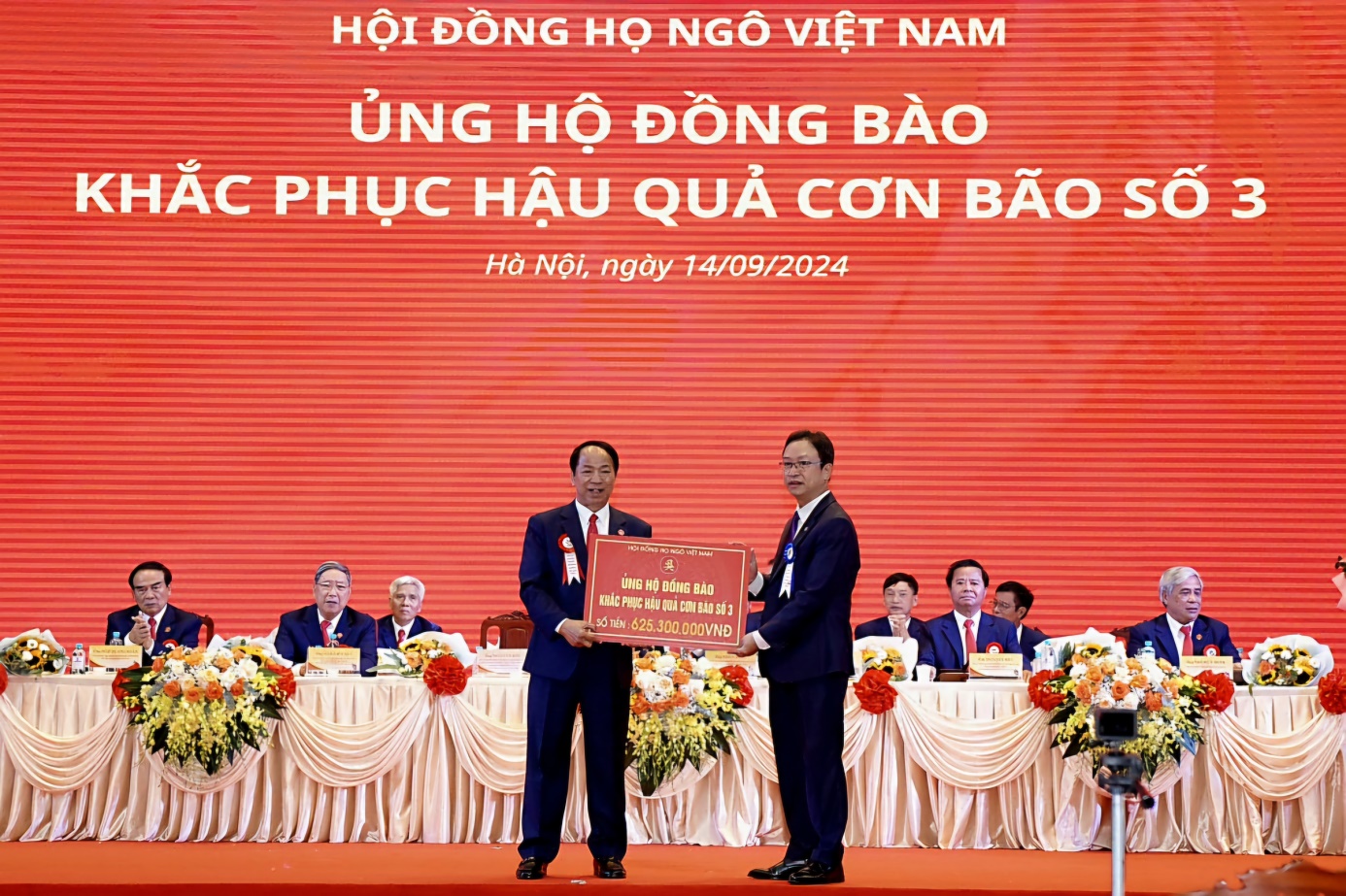 Hội đồng họ Ngô Việt Nam trao hơn 600 triệu đồng khắc phục bão lũ- Ảnh 1.