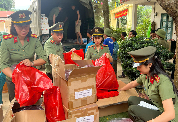 Đoàn công tác Công an tỉnh Thái Bình thăm, tặng quà hỗ trợ tỉnh Lào Cai khắc phục thiên tai- Ảnh 8.