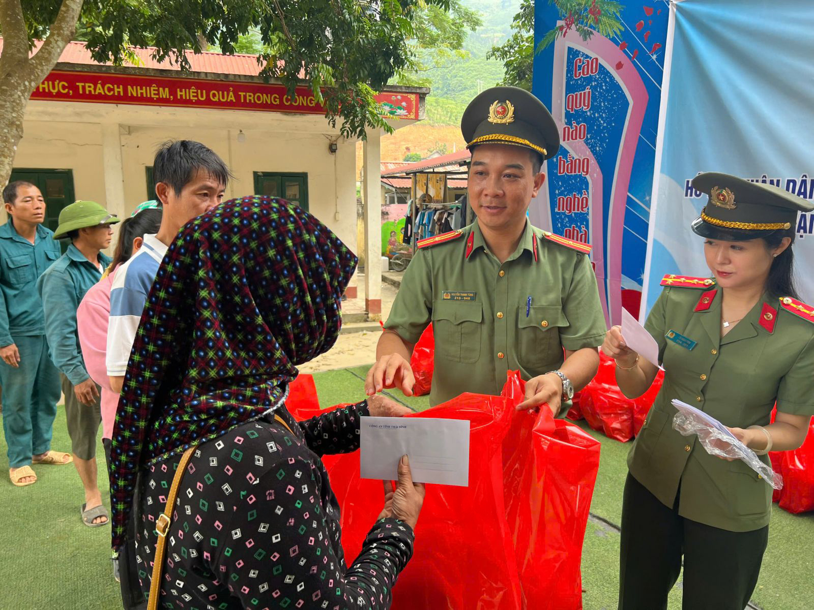 Đoàn công tác Công an tỉnh Thái Bình thăm, tặng quà hỗ trợ tỉnh Lào Cai khắc phục thiên tai- Ảnh 9.