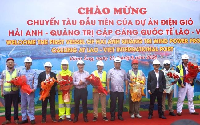 Lần đầu tiên cảng Vũng Áng đón tàu chở thiết bị điện gió- Ảnh 4.