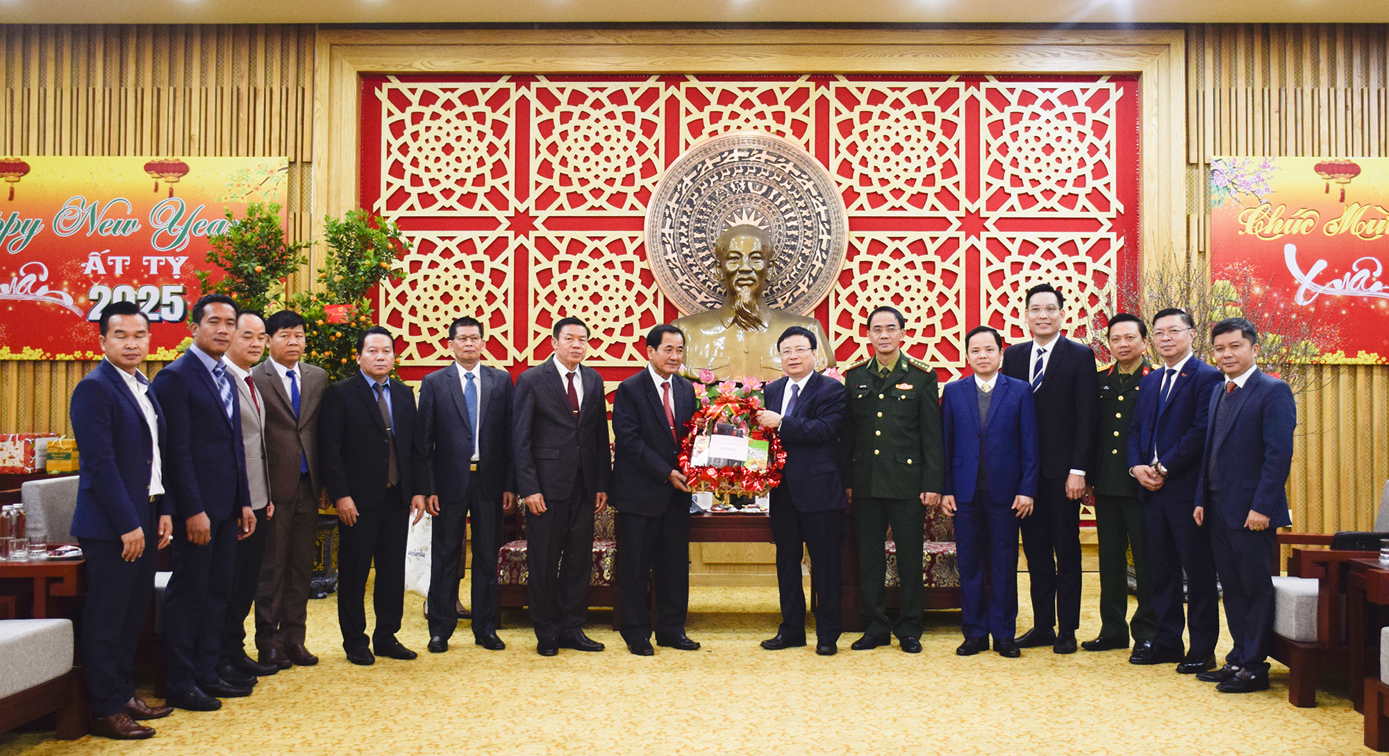 Lãnh đạo các tỉnh nước bạn Lào đến thăm và chúc mừng năm mới tỉnh Nghệ An- Ảnh 8.