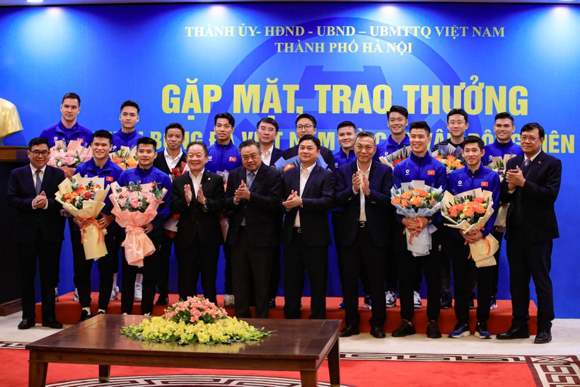 Bầu Hiển thưởng 4,4 tỷ đồng cho cầu thủ CLB Hà Nội và Công an Hà Nội vô địch ASEAN Cup 2024- Ảnh 2.