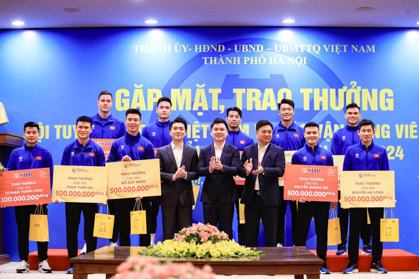 Bầu Hiển thưởng 4,4 tỷ đồng cho cầu thủ CLB Hà Nội và Công an Hà Nội vô địch ASEAN Cup 2024- Ảnh 3.