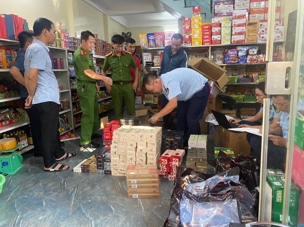 Cục QLTT Thái Bình: Tăng cường kiểm tra, kiểm soát tốt thị trường dịp Tết Nguyên đán Ất Tỵ- Ảnh 3.