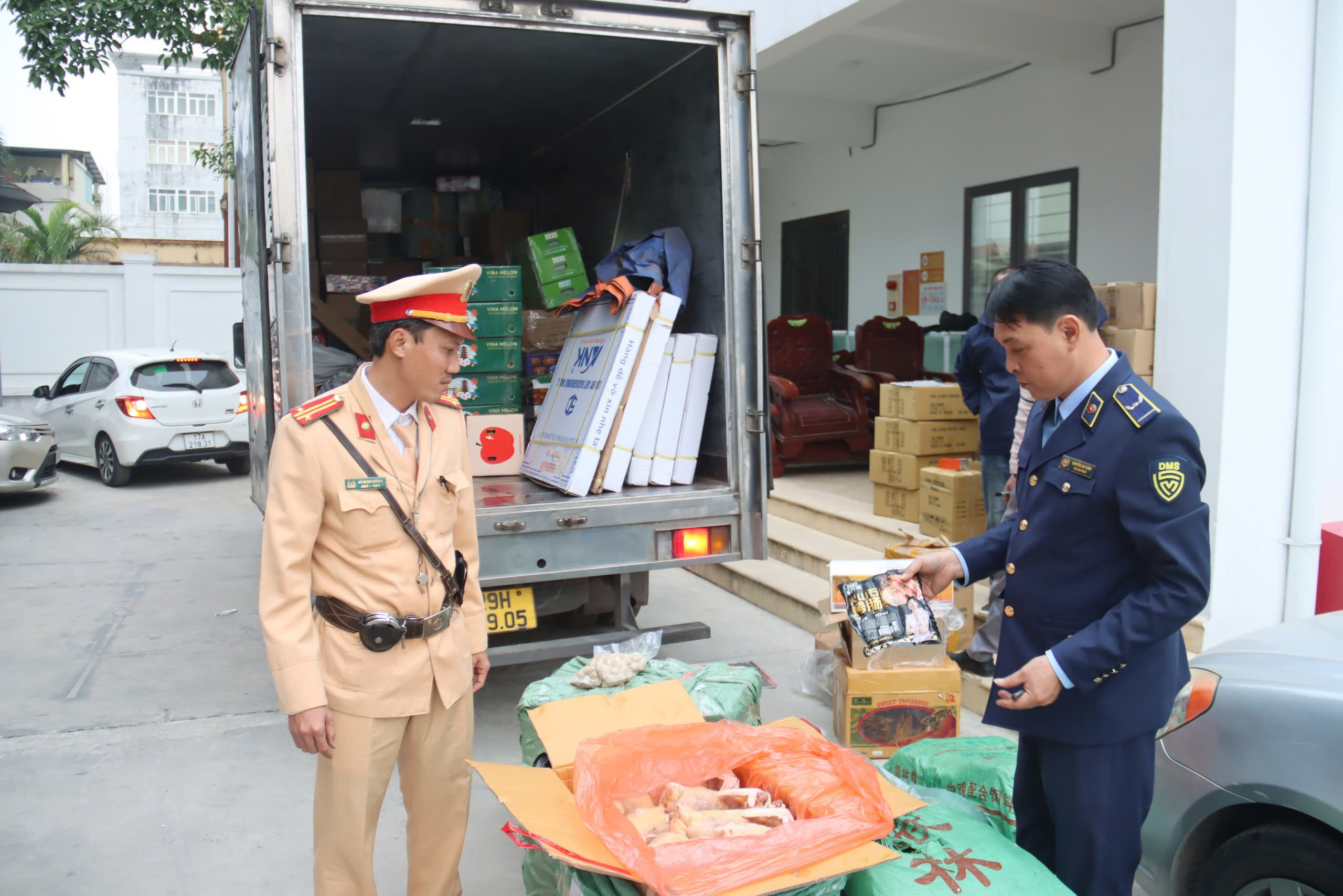 Cục QLTT Thái Bình: Tăng cường kiểm tra, kiểm soát tốt thị trường dịp Tết Nguyên đán Ất Tỵ- Ảnh 4.