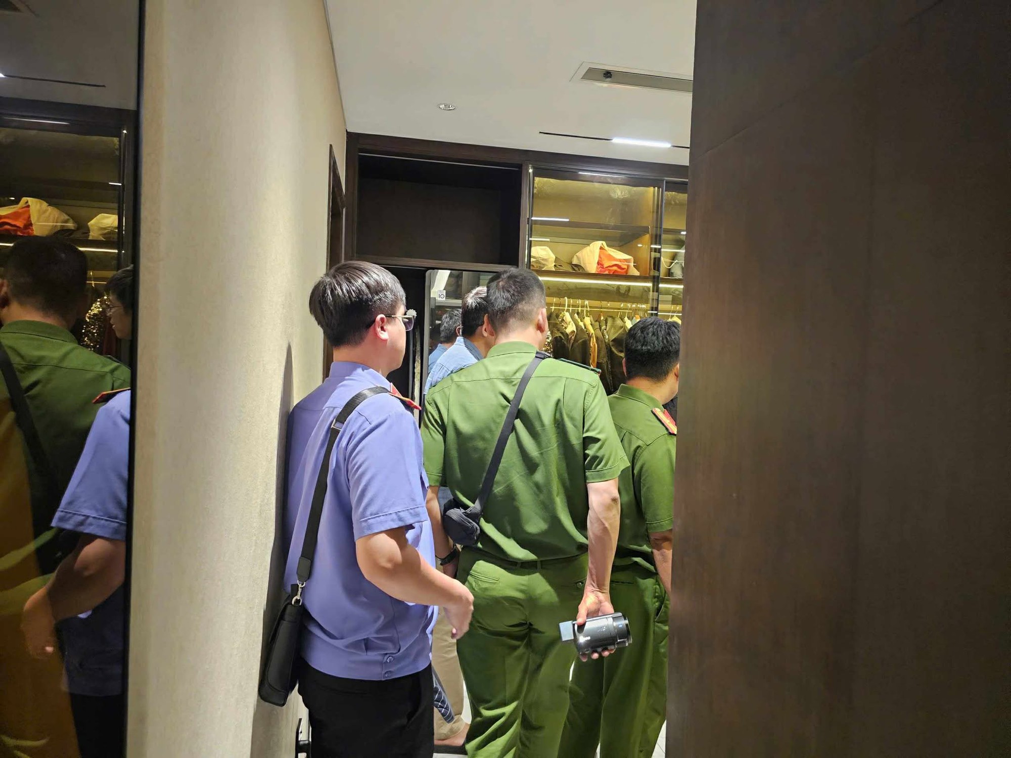 Cận cảnh quá trình khám xét nhà Ngân 98: Bất ngờ với thứ công an niêm phong, thu giữ- Ảnh 5. Cận cảnh quá trình khám xét nhà Ngân 98: Bất ngờ với thứ công an niêm phong, thu giữ- Ảnh 5.