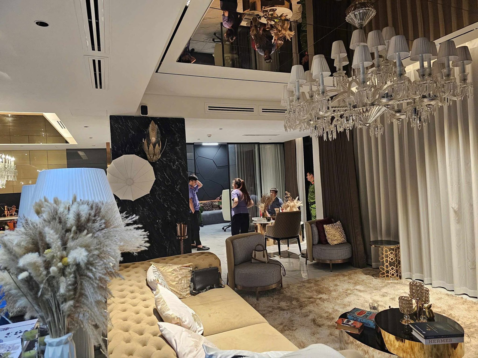 Cận cảnh quá trình khám xét nhà Ngân 98: Bất ngờ với thứ công an niêm phong, thu giữ- Ảnh 1. Cận cảnh quá trình khám xét nhà Ngân 98: Bất ngờ với thứ công an niêm phong, thu giữ- Ảnh 1.