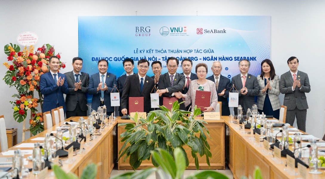 Chủ tịch Tập đoàn BRG: Mỗi bước tiến của doanh nghiệp đều góp phần vào sự phồn vinh của đất nước- Ảnh 3. A group of people standing in front of a sign AI-generated content may be incorrect.